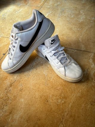 Zapatillas Nike blancas y negras