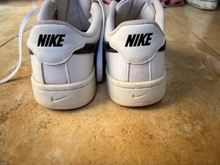 Zapatillas Nike blancas y negras