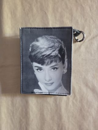 Billetera Audrey Hepburn. 10 cm alto