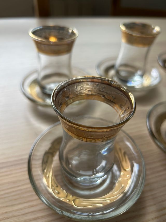 Juego té antiguo 6 tazas doradas y 5 platos