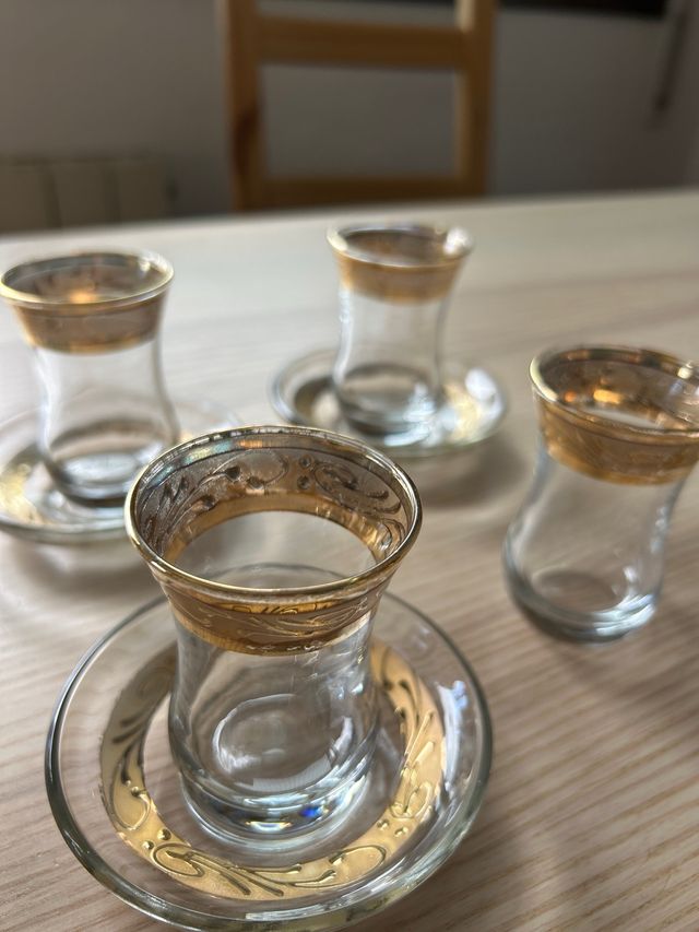 Juego té antiguo 6 tazas doradas y 5 platos