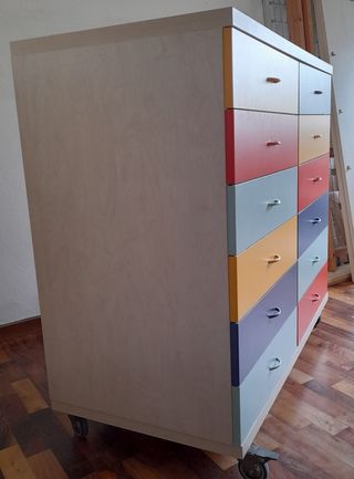 Cassettiera colorata cameretta