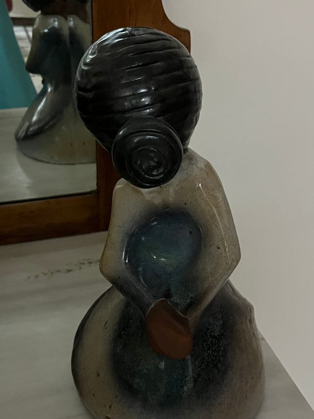 Figura cerámica Elisa - Decorativa,mujer sentada 