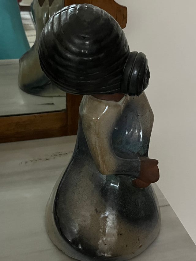 Figura cerámica Elisa - Decorativa,mujer sentada 