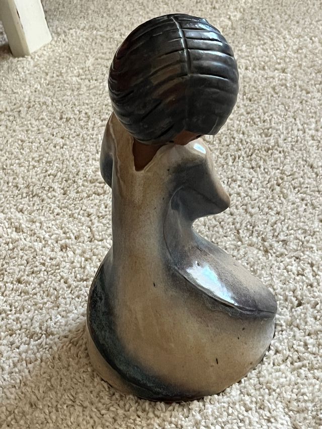 Figura cerámica Elisa - Decorativa,mujer sentada 