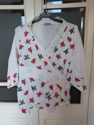 Blusa BAZAAR flores roja-blanca