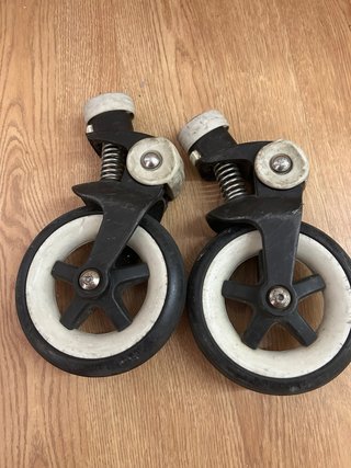 Piezas Bugaboo 3: ruedas, mosquitera, cinturones.