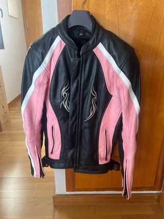 Chaqueta moto piel rosa-negra con protecciones.
