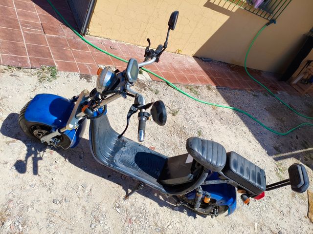 Moto eléctrica azul para reparar o piezas