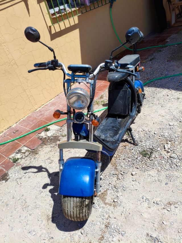 Moto eléctrica azul para reparar o piezas