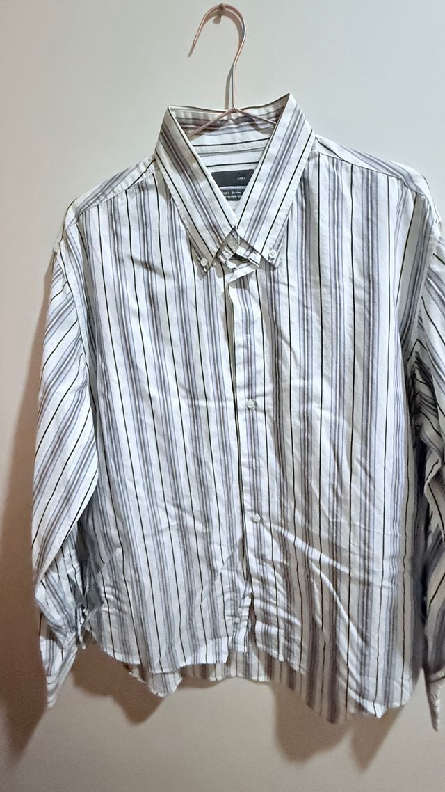 Camisa listrada cinza e branca