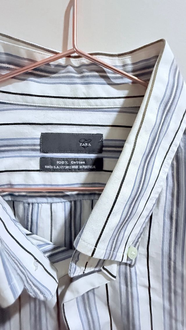 Camisa listrada cinza e branca