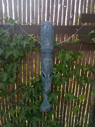Talla de un rostro tribal de madera tallada