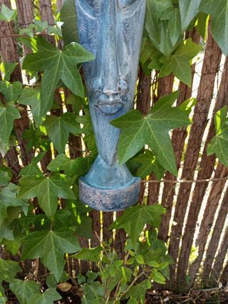 Talla de un rostro tribal de madera tallada