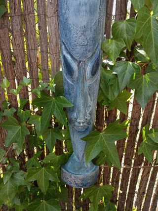 Talla de un rostro tribal de madera tallada