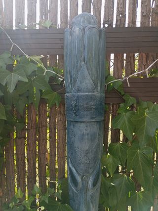 Talla de un rostro tribal de madera tallada