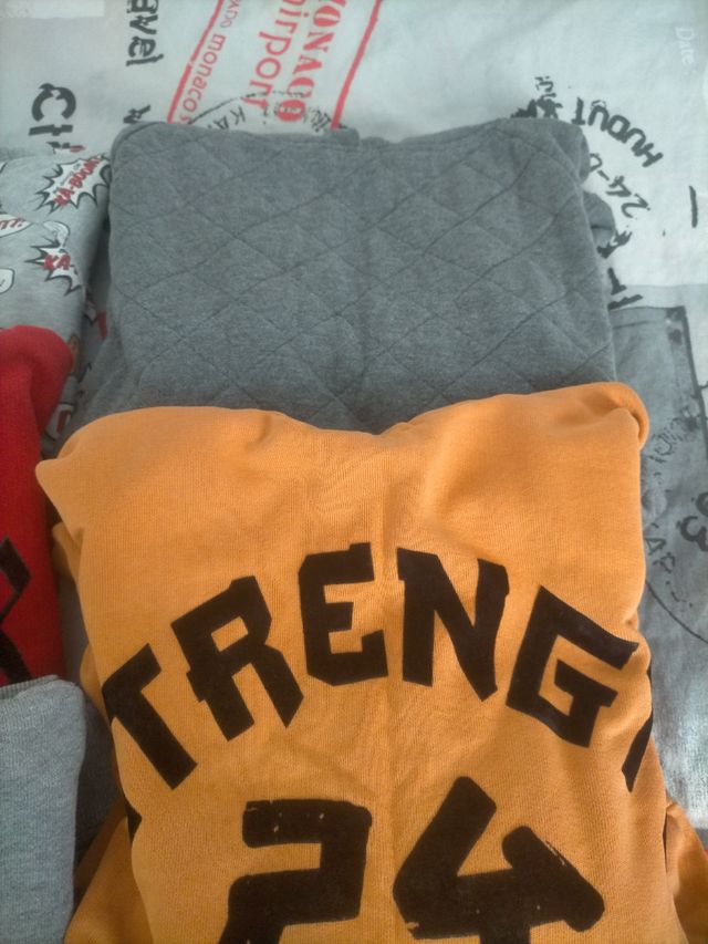 Sudaderas niño 8 años - 5 uds× 15€