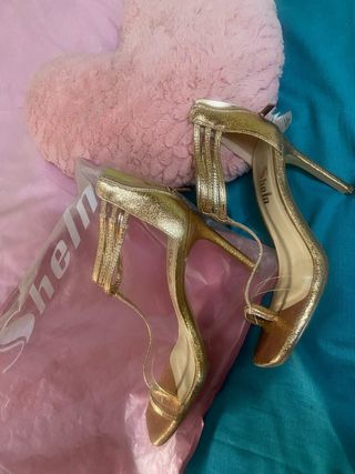 Sandalias Shein tacón dorado