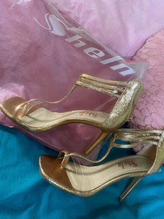 Sandalias Shein tacón dorado