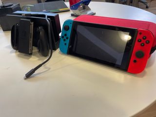 Nintendo Switch (Azul y Roja)