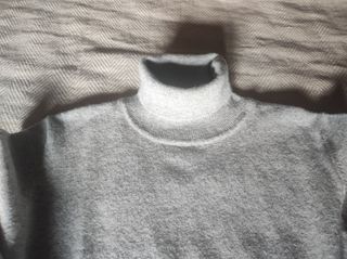 Suéter cuello alto gris Talla M
