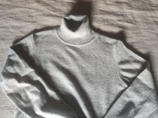 Suéter cuello alto gris Talla M