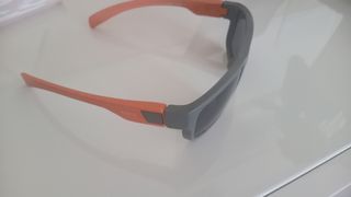 Gafas sol grises-naranjas. Compradas en óptica. 