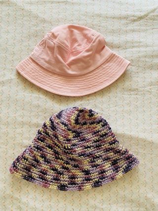 2 cappelli: rafia multicolore e tessuto rosa.