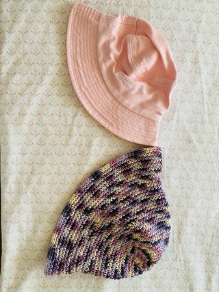 2 cappelli: rafia multicolore e tessuto rosa.