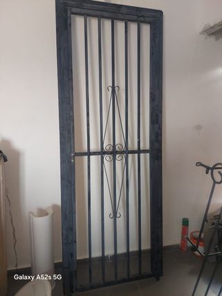 Puerta de reja metálica