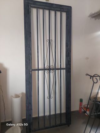 Puerta de reja metálica
