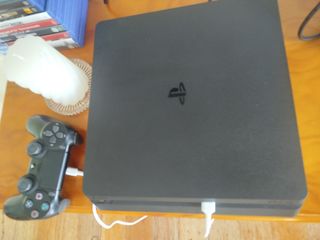 PS4 Slim (PlayStation 4) negra