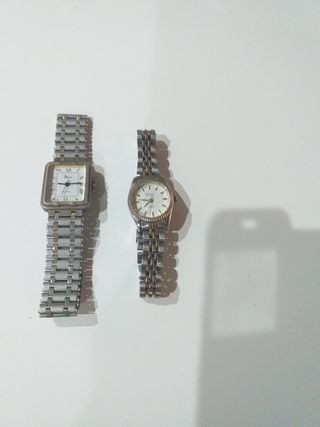 2 Relojes - plateado, hay que poner pilas