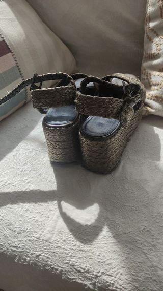 Sandalias cuña rafia marrón
