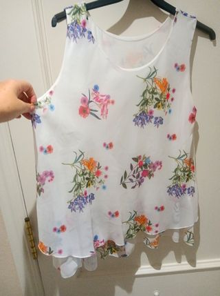 Blusa blanca estampada flores