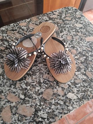 Chanclas Koala Bay - marrón y negras