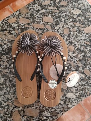 Chanclas Koala Bay - marrón y negras