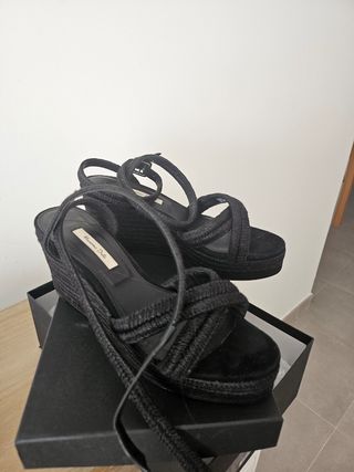 Sandalias cuña Massimo Dutti negras