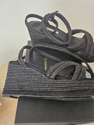 Sandalias cuña Massimo Dutti negras