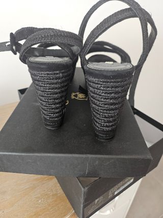Sandalias cuña Massimo Dutti negras