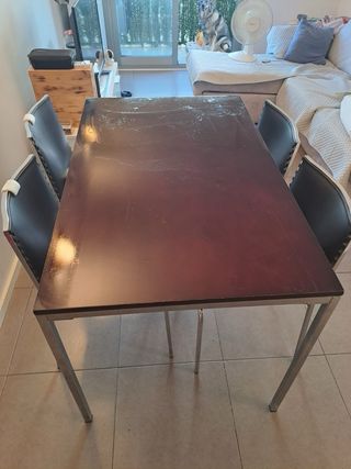 Mesa y cuatro sillas.