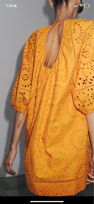 Vestido corto naranja.