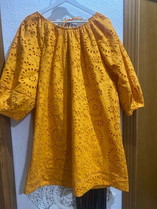 Vestido corto naranja.