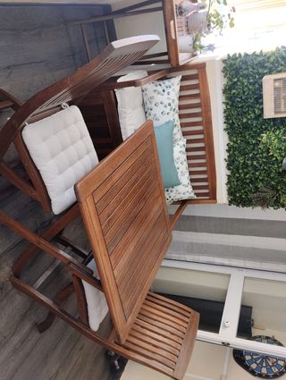 Terraza. Mesa, sillas, banco almacenaje y bandeja 