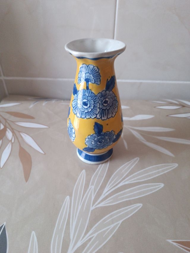 Jarrón chino azul y amarillo