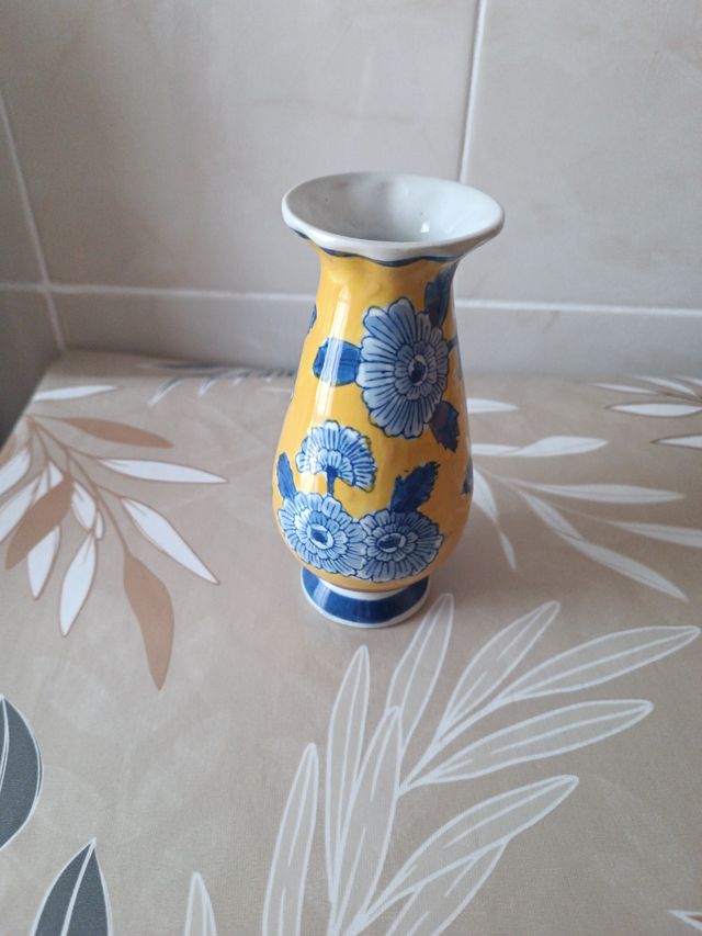 Jarrón chino azul y amarillo