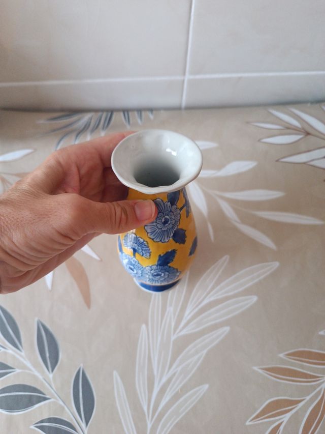 Jarrón chino azul y amarillo
