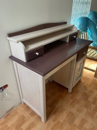 Escritorio madera beige y púrpura 