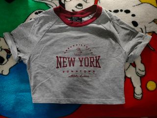 Crop top Bershka gris-rojo, talla S