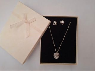 Collar y pendientes plateados brillantes